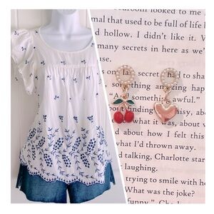 Gap Blue Embroidery Flutter Sleeve Scallop
Edge Blouse Top Sz Medium + Earrings